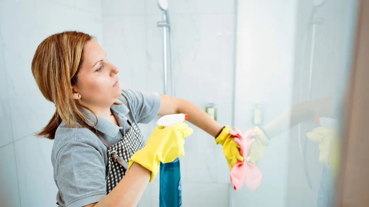 Hai sempre sbagliato a calcolare il costo della donna delle pulizie: ecco le tariffe aggiornate