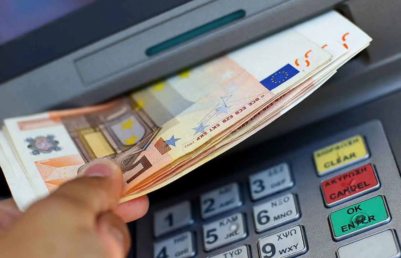 Ancora usi questo metodo per versare soldi alla posta? Ecco il modo più rapido e sicuro
